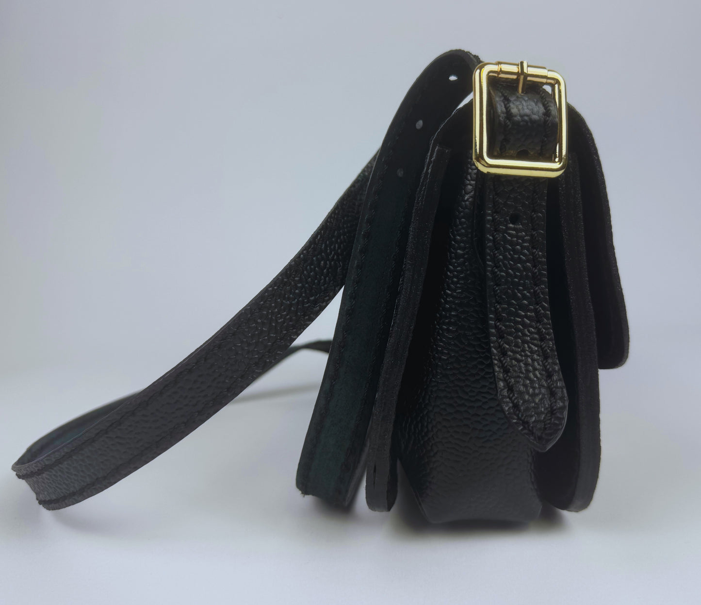 THAMANI Leather Crossbody handbag